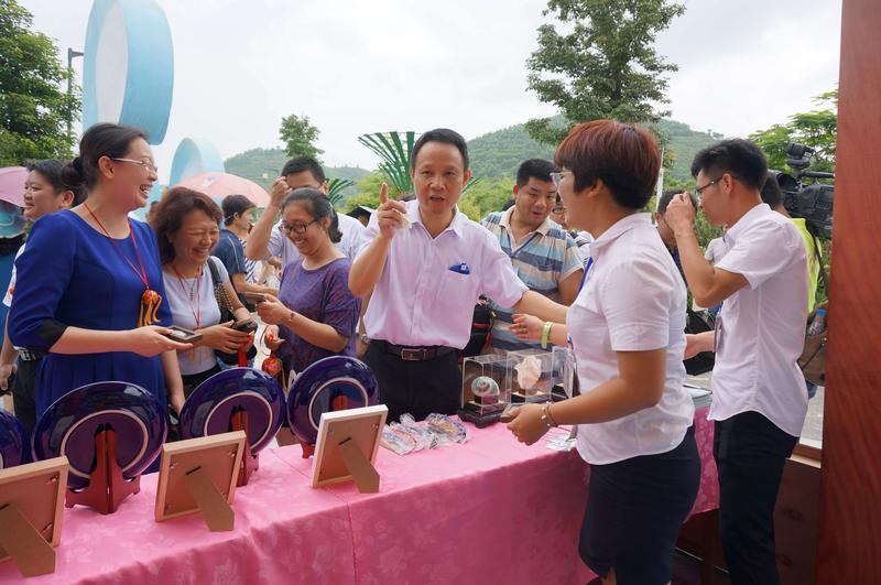 图为广西文化厅领导正在参观北海贝雕技艺展台。苏远志拍摄